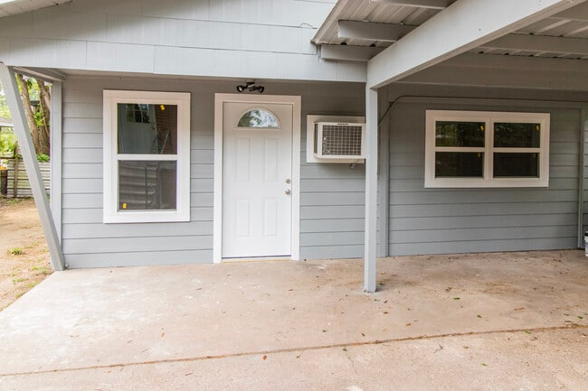 Photo - 1011 1/2 North Roberson St