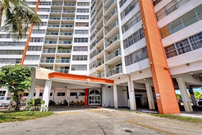 Building Photo - 1351 NE Miami Gardens Dr Unit 1615E