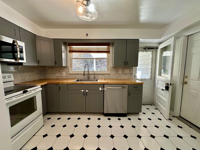 Photo - 208 Bridge St