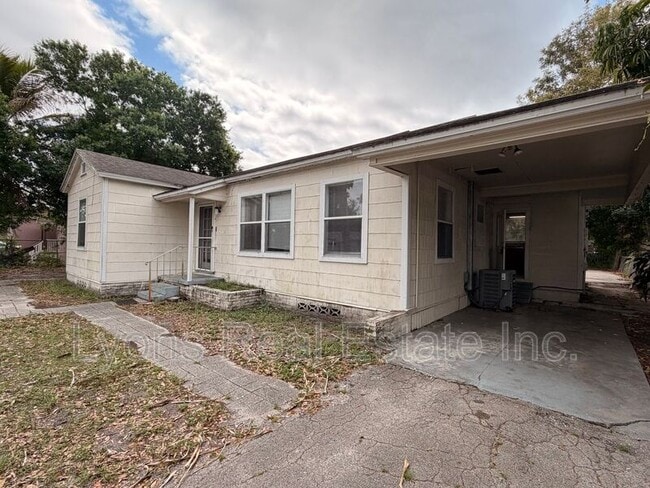 Photo - 2114 Dora St