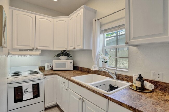 Building Photo - 1012 NE 17th Ct Unit 2