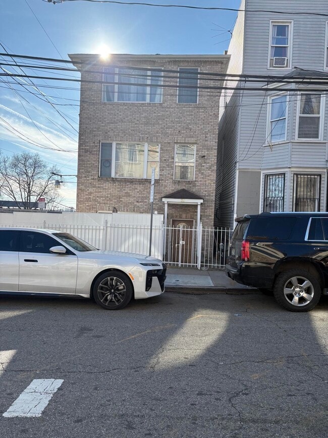 Building Photo - 13 Union St Unit 2