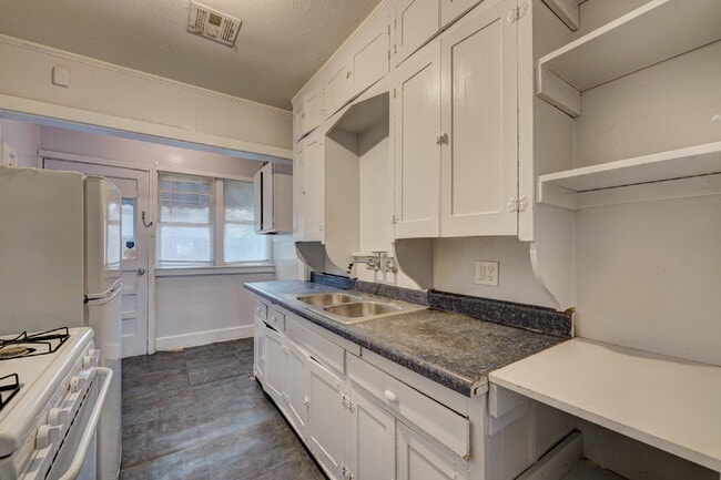 Photo - Beautiful half duplex available September in the Pearl District!
