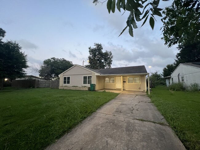 Photo - 317 Parkwood Dr House