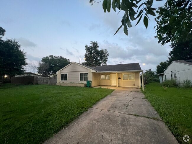 Building Photo - 317 Parkwood Dr Rental