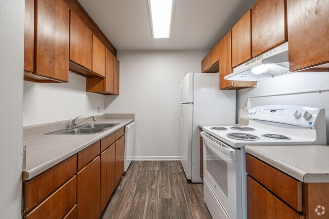 The Glen 2BR, 1BA - 705SF - Kitchen - Highland Apartments