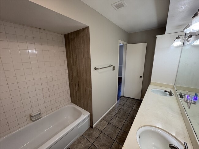 Building Photo - 17159 Beaver Springs Dr Unit 13