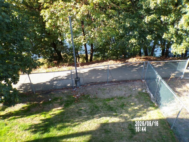 893 Front Ave NE
