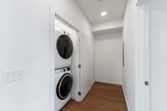 1BR, 1BA - 774SF - W/D