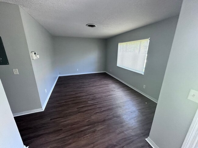 Photo - ** TWO WEEKS FREE** Roomy Home with Privac...