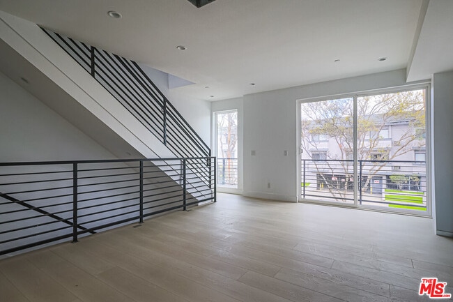 Photo - 11810 Gilmore St