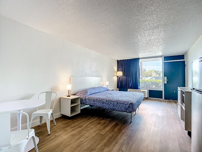 Photo - 4645 N Socrum Loop Rd Unidad King Room