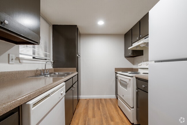 2BR,1BA - 795SF - Villas of La Costa