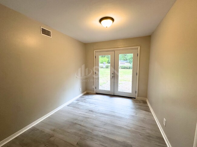 Photo - 1104 Garland Dr