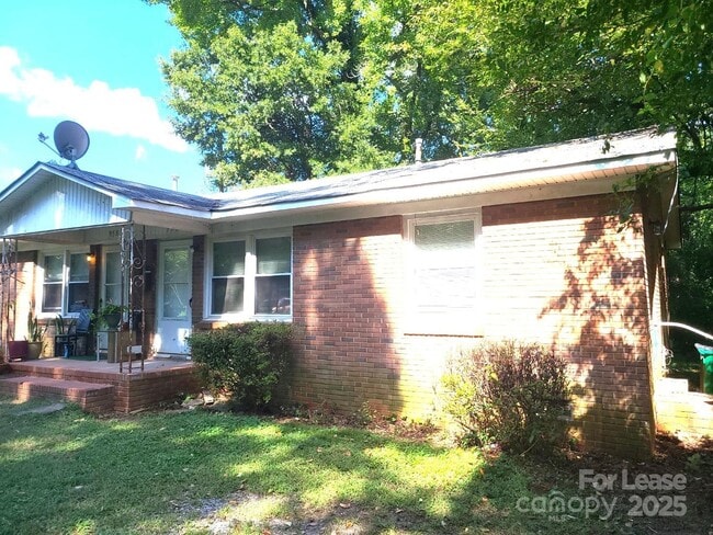 Building Photo - 956 S Hoskins Rd Rental