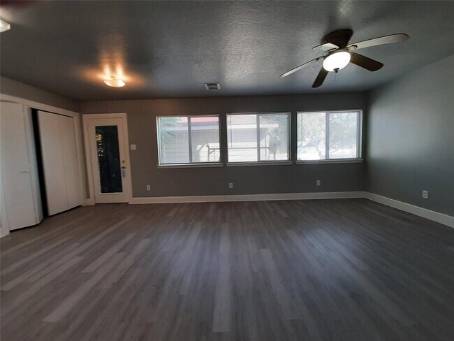 Photo - 6103 Settlers Square Ln