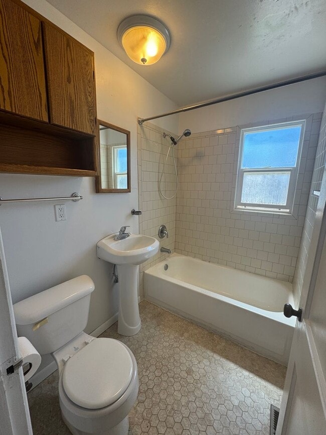 Photo - 2 bed 1 bath house in great neighborhood - Close to OIT and Skylakes