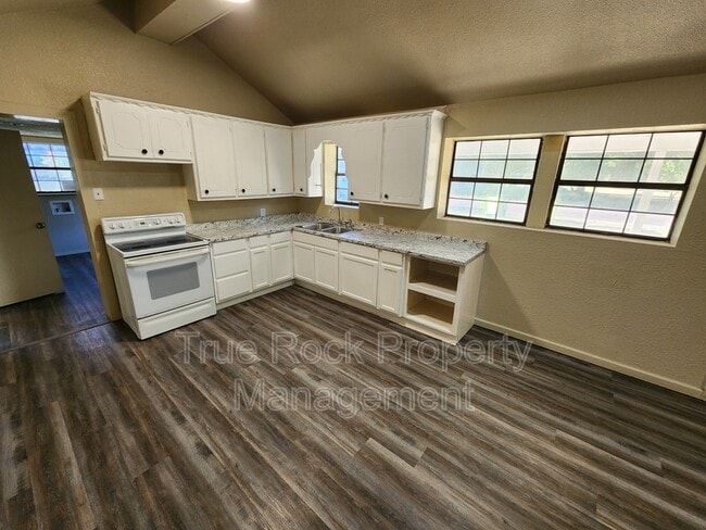 Photo - 902 W 14th St