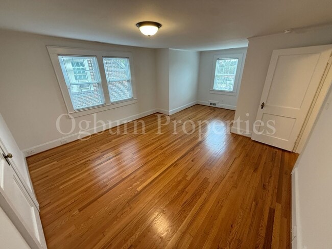 Photo - 2105 Queen St