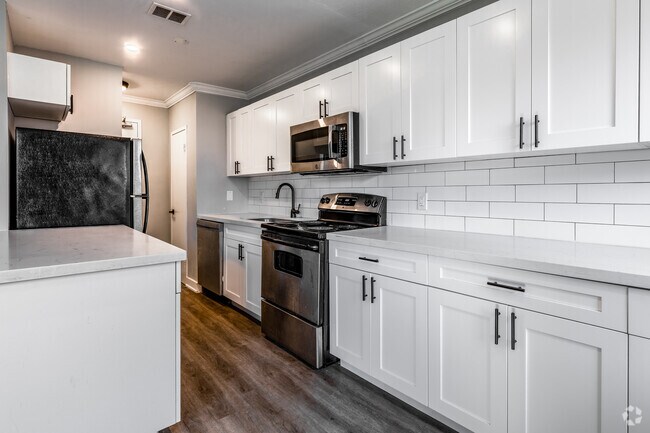 1BR, 1BA - 578SF - Kitchen - 91 Wellesley Street Unit 704