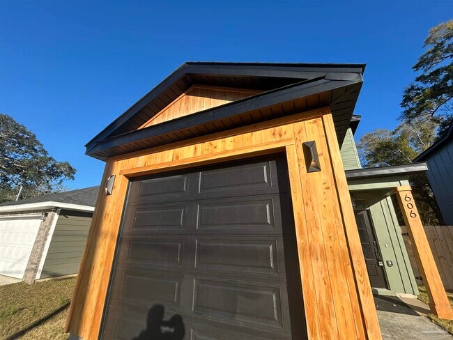 Photo - 606 E Leonard St