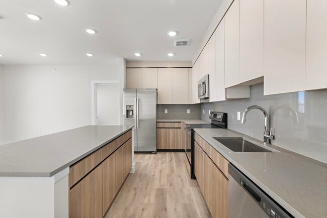Photo - 433 62nd St Unidad 412