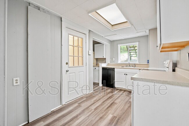 Photo - 353 Grace St