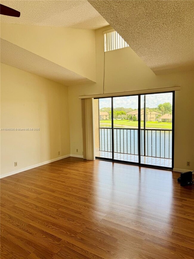 Photo - 806 Sky Pine Way Unidad H3