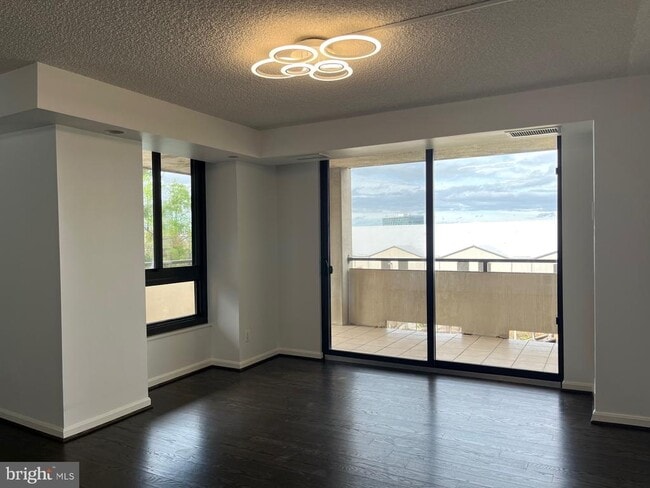 Building Photo - 1800 Old Meadow Rd Unit 521