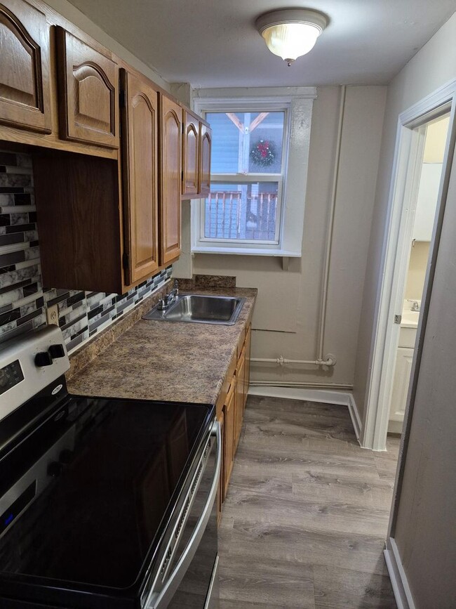 Building Photo - 371 Manchester St Unit 3 Rental