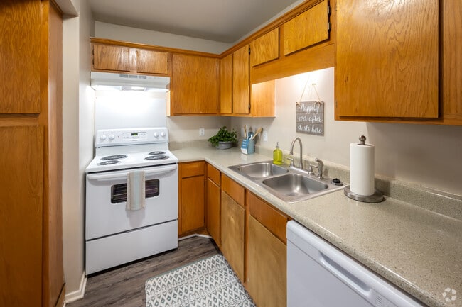 2BR, 1BA - 766SF - Kitchen