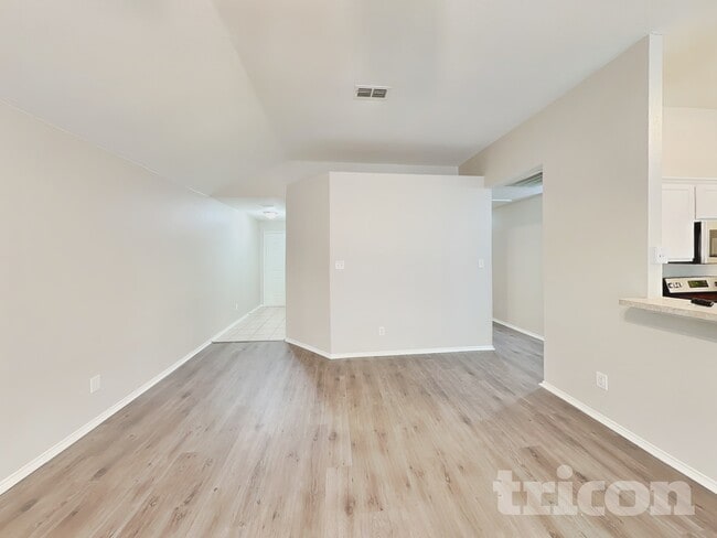 Photo - 1584 Sandhurst Dr