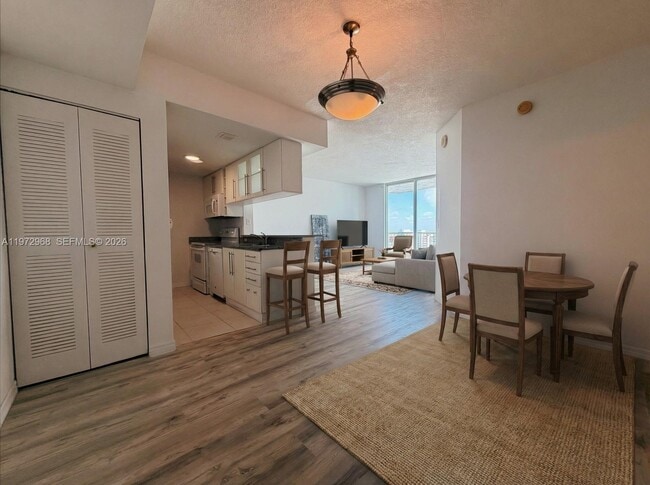 Building Photo - 275 NE 18th St Unit 2009