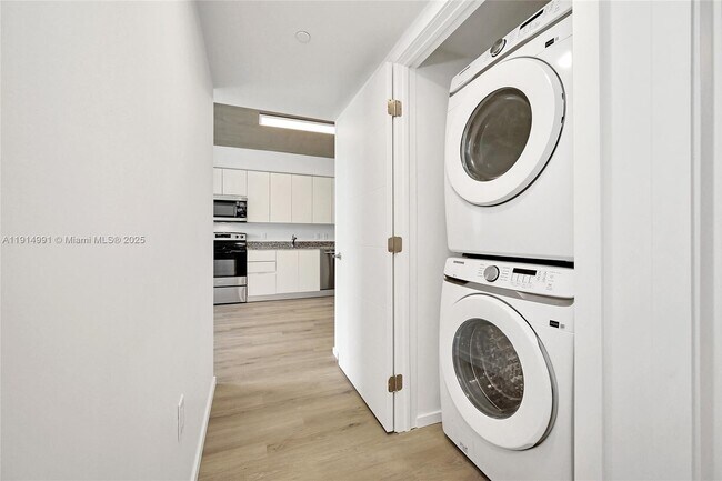 Photo - 475 NE 125th St Unidad 505