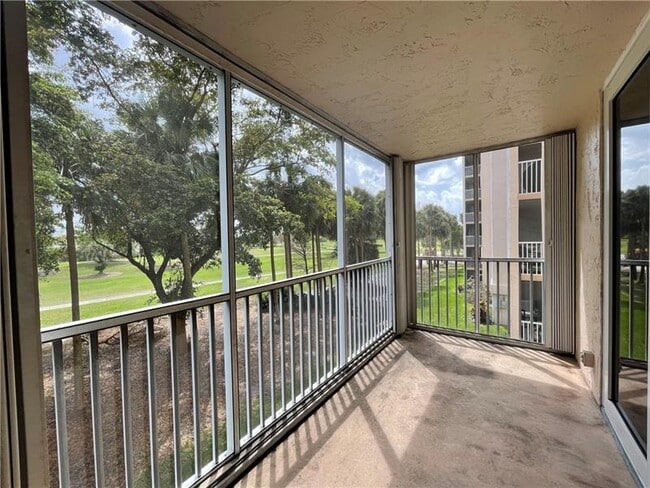 Building Photo - 250 Jacaranda Dr Unit 304