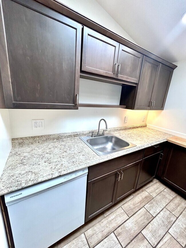 Charming fully remodeled standalone 1 be... House House Rental in