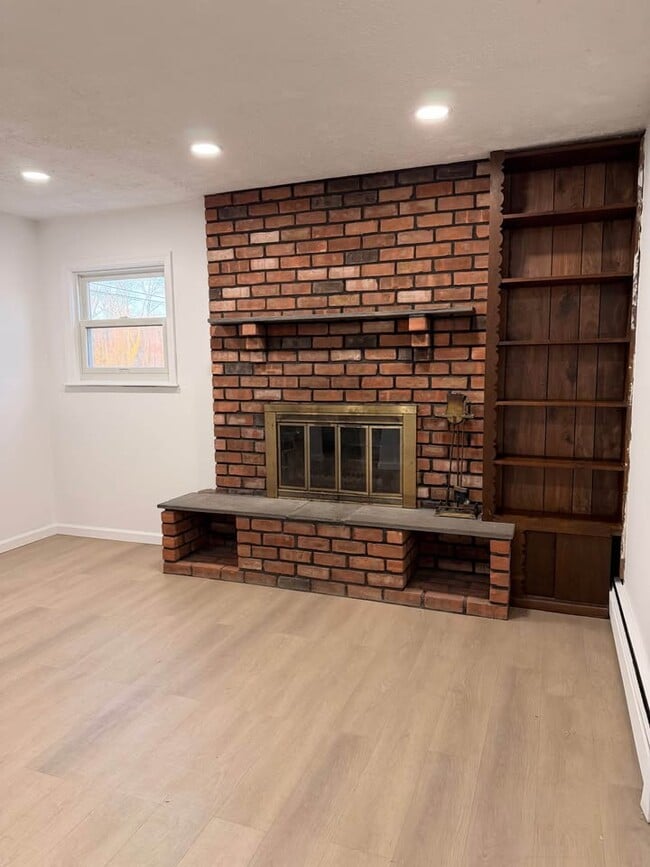 Building Photo - 5494 Express Dr S Unit 1