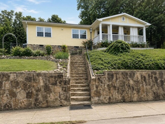 Building Photo - 902 Endicott St
