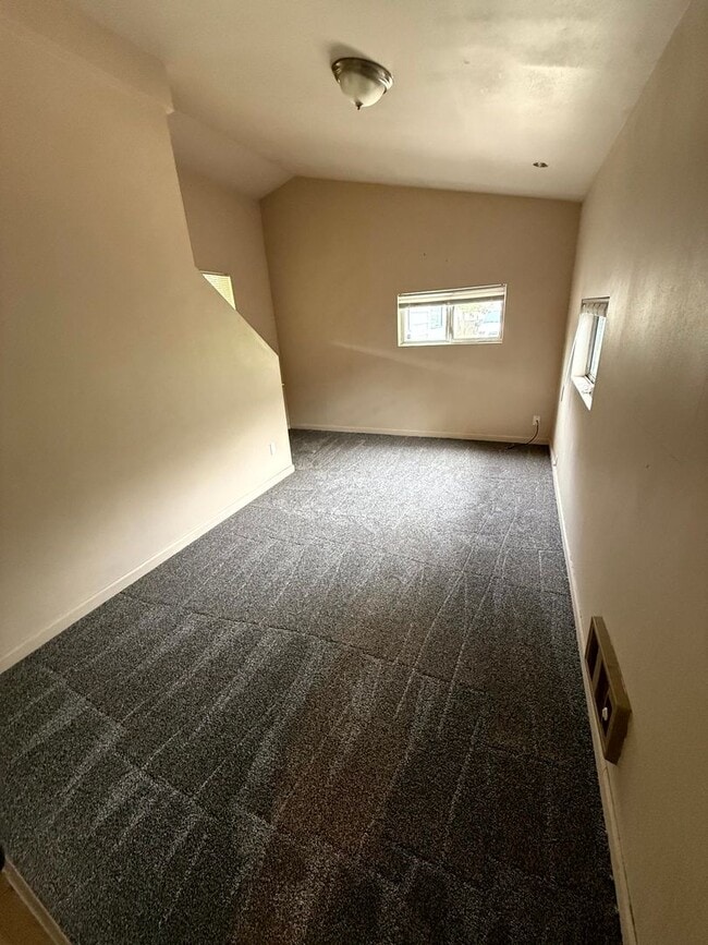 Photo - 4 Bedroom Duplex Close to U of O Campus