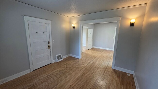 Building Photo - 617 E 8th St Unit 1