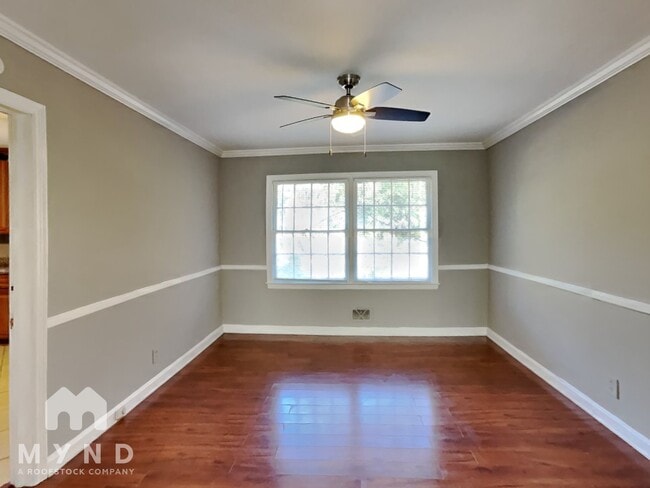 Photo - 990 Lynhurst Dr SW