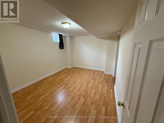 Photo - 27 Bobolink Ave