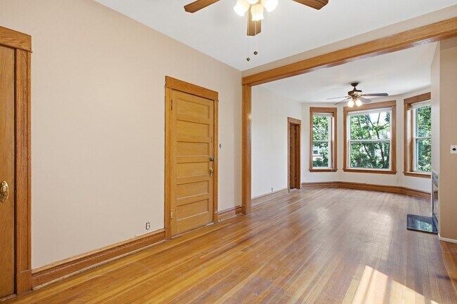 Photo - 1213 W Addison St Unit 2
