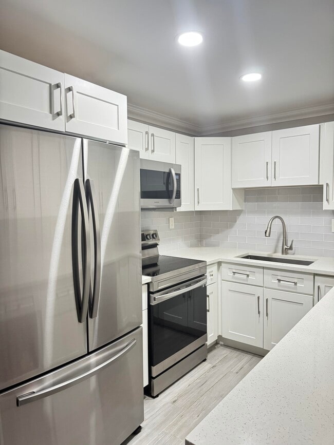 Building Photo - 9370 SW 8th St Unit 217