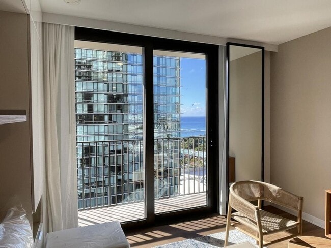 Photo - 987 Queen St