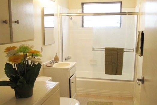 Baño - Sierra Madre Apartments