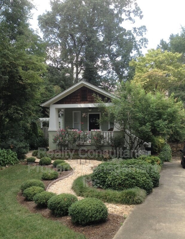 Photo - 2461 Lyndhurst Ave