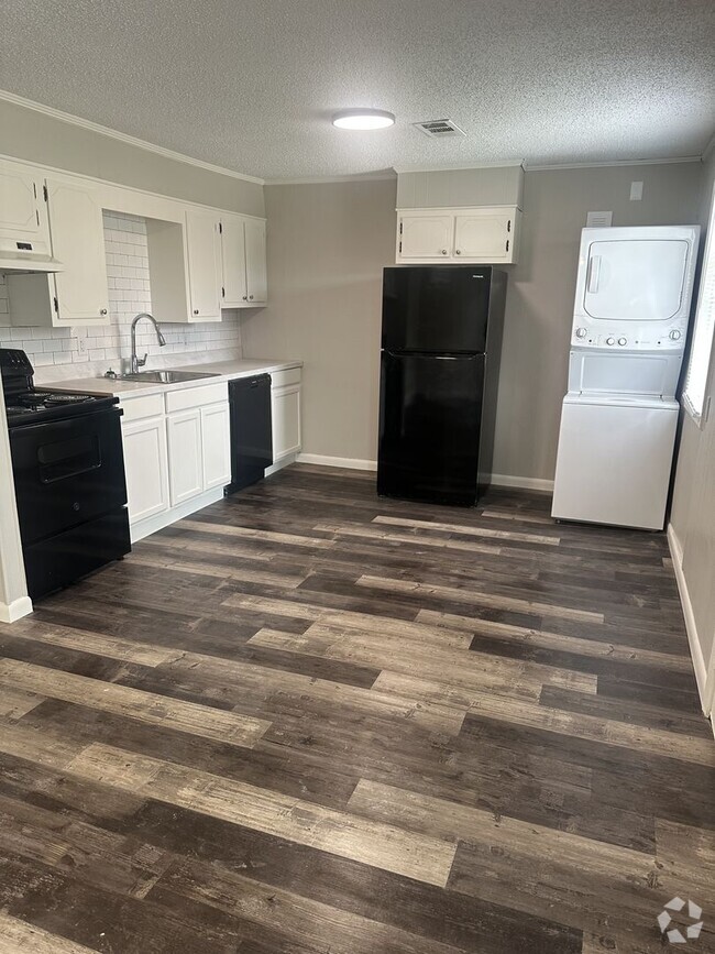 Building Photo - Newly Remodeled 2 Bedroom, 1 Bathroom Triplex Unit 610 #1 Rental
