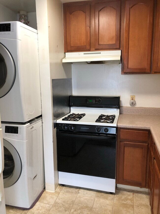 Kitchen-Stove - 1631 Gainesville St SE Unit 301