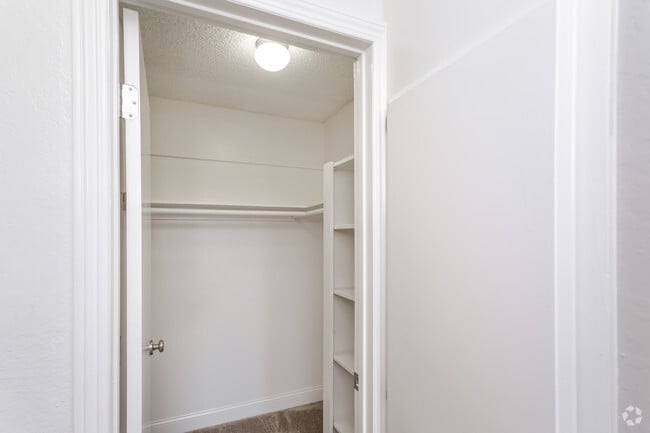 1BR, 1BA - 850 SF